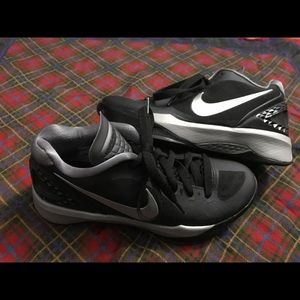 Women’s~ Nike Volley Zoom Hyperspike Flywire Sneakers ~Black w/ Metallic. Size 6